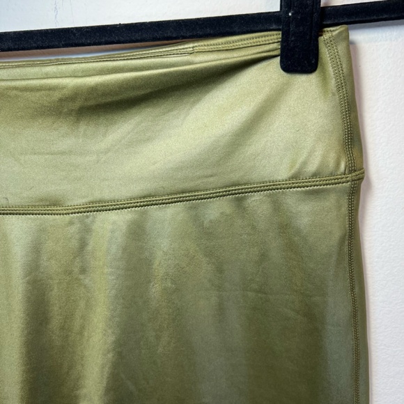 Fabletics Womens Anywhere 365+ Legging Pants Dark Moss Shine High Rise NEW Large - Picture 4 of 11